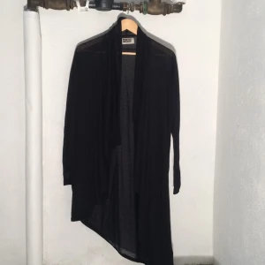  - ️⭐️Transparent Weekday Cardigan.
Strl S men kan passa en M.
Kan mötas upp i Stockholms innerstad.
Köparen betalar frakten