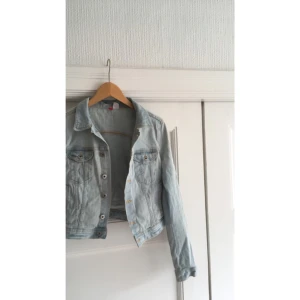  - En somrig jeansjacka från H&M. Ganska liten i storlek. Köparen står för eventuell frakt😚