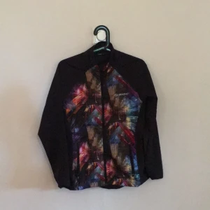  - Tunn träningsjacka från SOC. Aldrig använd. Köparen står för frakten (ca 20kr).