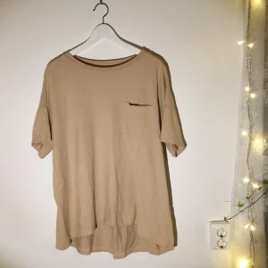  - Beige, skön, oversized t-shirt från Cos. Sparsamt använd!

Kan skickas mot betalning ✌🏼️