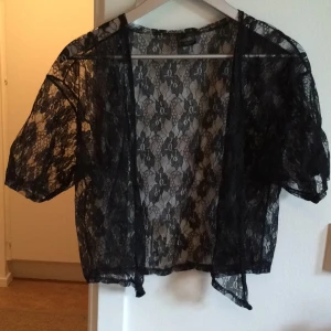  - One size spets-top, svart.