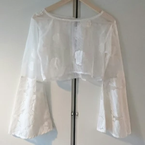  - Underbar topp med trumpetärm inköpt på Beyond Retro men aldrig använd av mig! 