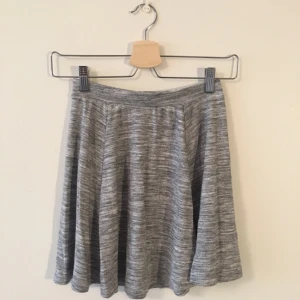  - Grå kjol i bomull, från bikbok. Säljs i Uppsala, alternativt skickas.