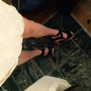  - Snygga trä-klackskor med svart läder-spänne. Inte mycket använda. Storlek 36. Köpta på Philipe Souzo för ca 1000 kr. Klacken är 8 cm hög. Hämtas i Stockholm eller skickas på posten (ni står för frakten). Säljer då de är försmå).