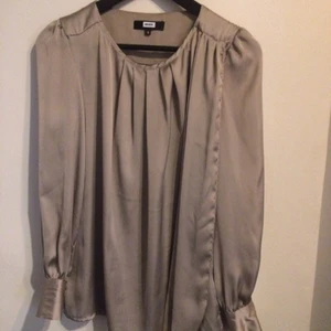  - Glansig blus från bikbok. Snöre på ena sidan som går att knyta till en rosett.

Kan skickas emot fraktkostnad eller mötas runt om Stockholm! Priserna på alla mina saker kan diskuteras då jag vill bli av med allt! 