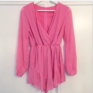  - Ny/oanvänd rosa jumpsuit, storlek S.
