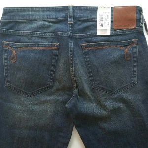  - Helt nya Calvin Klein Jeans. inköpt för 1400 kr. För smala för mig. 32 i midjan, 34 i längd. Hämtas i Älvsjö.