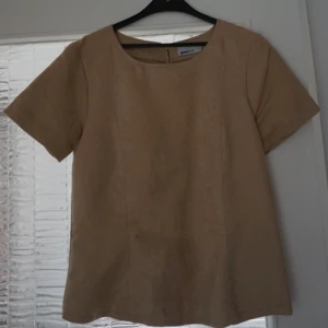  - Jättefin "mockatröja" från Gina! Storlek 34 men passar allt från en 34:a till en 38:a. Använd ett fåtal gånger. Kan mötas upp i Stockholm eller Uppsala samt posta mot frakt :) 