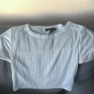  - Kort ljusblå tröja ifrån topshop