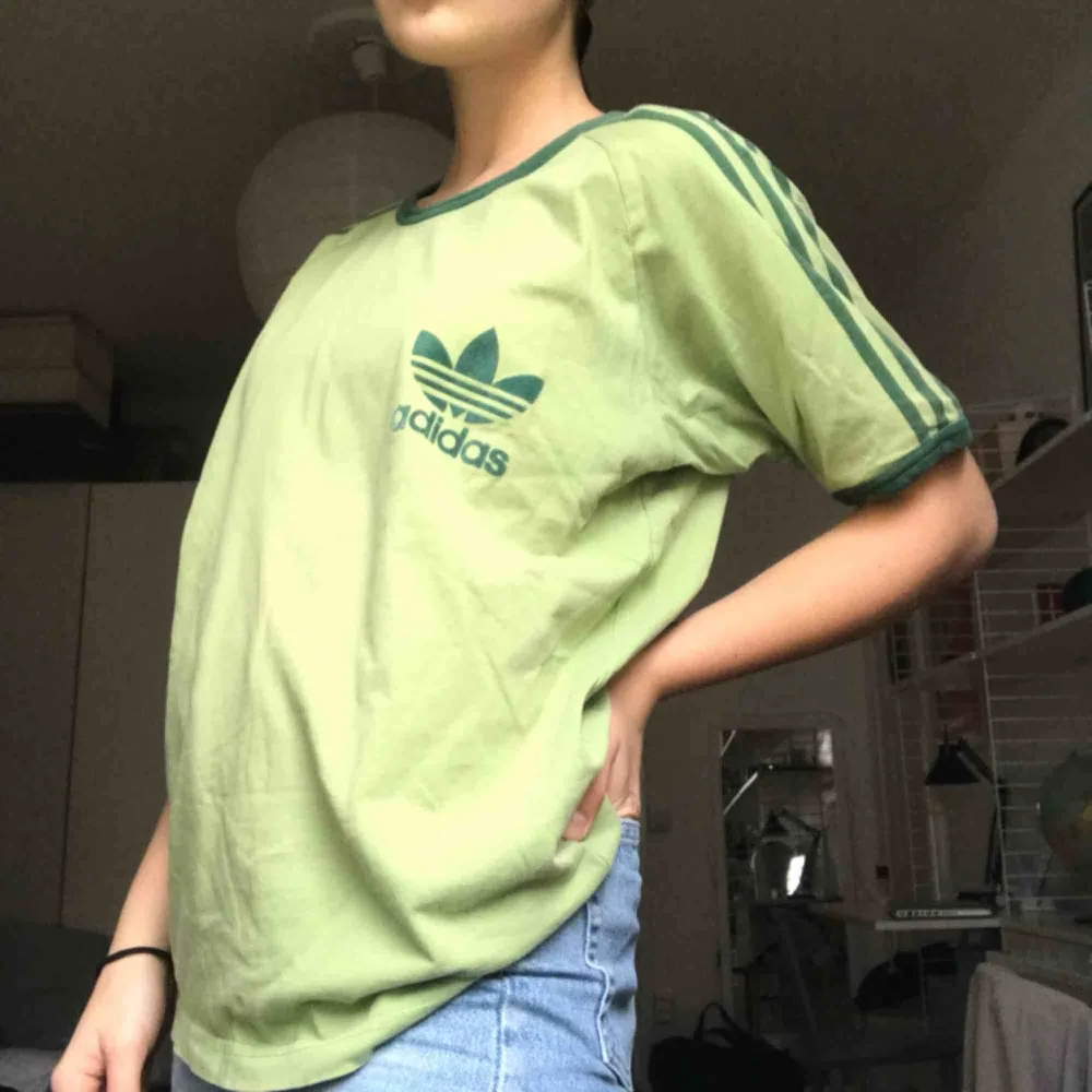 SUPERsnygg Adidas T-shirt i fint Retro skick. Oversized om man har strlk XS-M. I storlekarna uppåt sitter den annars lite tajtare. (Jag har storlek S). Köparen står för frakten⭐️ . T-shirts.