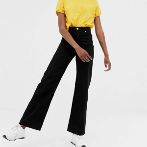  - Svarta bootcut jeans Frakt tillkommer! 