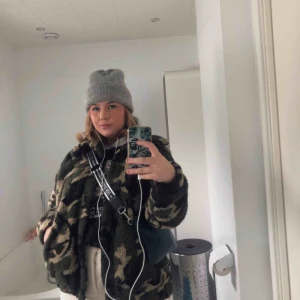  - Råsnygg teddy jacka med militär mönster från zalando, köpt här på plick men säljer vidare🥰perfekt skick!  O perfekt vårjacka!!  Frakt: 115kr men pris kan diskuteras!! 