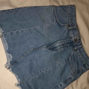 - Jeanskjol från Gina tricot i storlek 34. Säljer pga att den är för liten. Använd en gång och är i perfekt skick