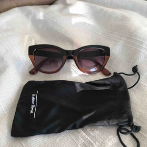  - Helt nya och oanvända solglasögon från & other stories säljes pga ångrade mig. Påse medföljer, köparen betalar frakten, alternativt upphämtning i Linköping. 