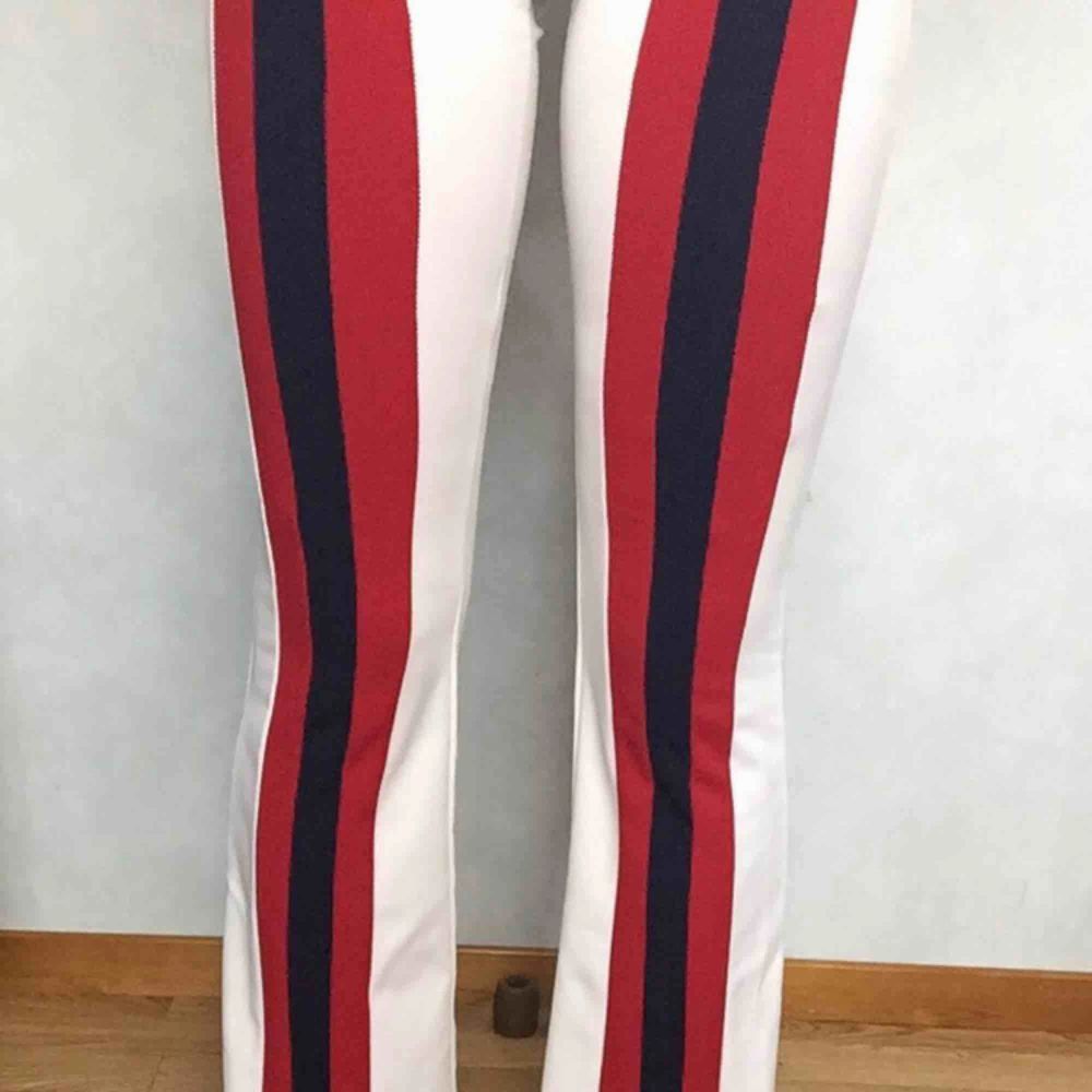 Bootcut byxor från fashion Nova. Vita med marin blåa och röda ränder, är 160cm och längden är perfekt.. Jeans & Byxor.