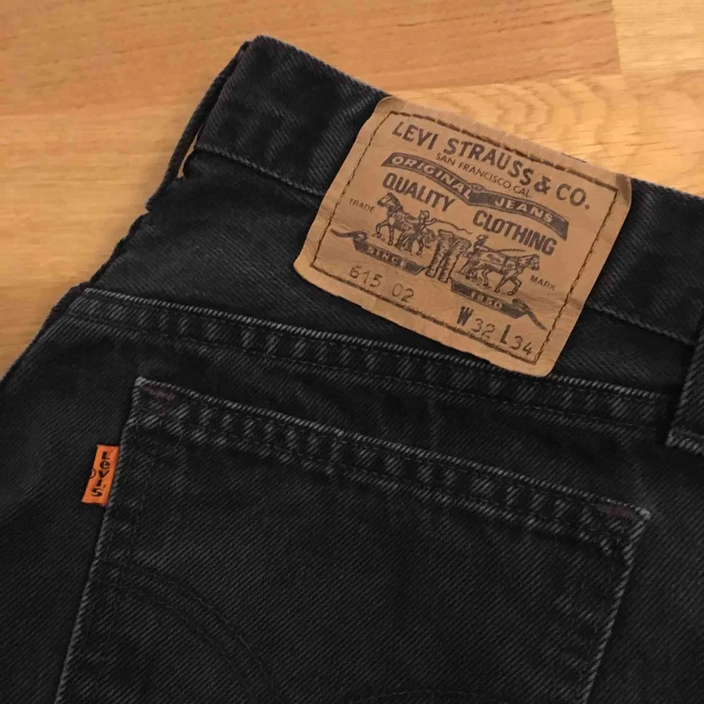 Skitsnygga svarta levis jeans! Storleken på bild nr3 är lite off, modellen har vanligtvis storlek 29-30:)  fit:mom jeans/boyfriend jeans. Jeans & Byxor.