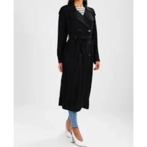  - Bik Bok trenchcoat 'Cindy' i svart. 🔥 Använd kanske 3 gånger. Jättebra skick!  Gjord i 97% polyester och 3% elastin. Nypris var ca 600 eller 700 kr. 💸