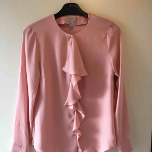  - Rosa blus i storlek 36 från H&M. 
