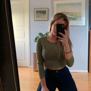  - Grön topp, trekvartsärmar typ och magtröja från urban outfitters Möts i malmö elr fraktas för 45 kr extra Aldrig använd