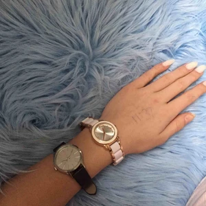  - Två klockor, 25kr st, 40kr för båda. Felfria men behöver nya batterier. Den vita passar storlek XS och S. Den i läderband är justerbar och passar XS till medium skulle jag tro. Om ni är osäkra på storleken kan jag mäta både klockan och min egen vrist ☺️💓