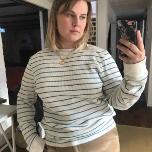  - Äkta Levis sweater. Blå/vit randig. Fint skick!