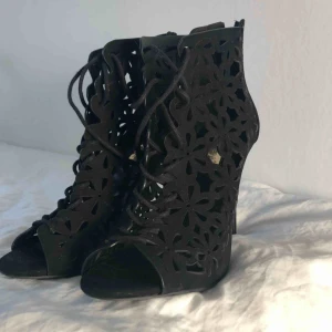  - Klackar i strl 38, nyskick!  Frakt tillkommer/hämtas upp i Sthlm