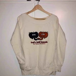  - Mysig tröja med fickor på båda sidor och elefanter! Knappt använd.