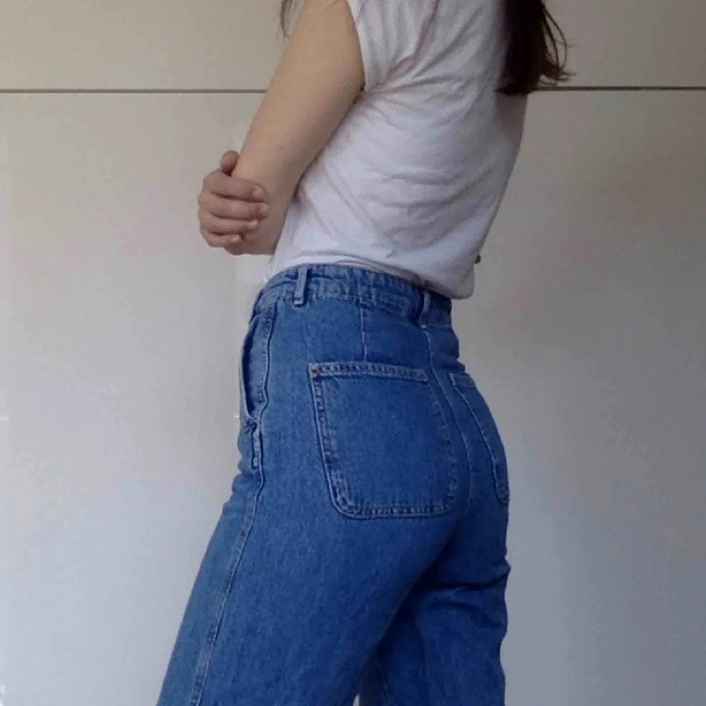 Superfina jeans i lite skate-aktig modell! Dvs långa lösa ben, skön denim och hög midja! Kan mötas, har swish!. Jeans & Byxor.