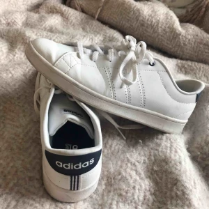  - Adidas skor som är använda endast en gång. Super sköna, säljer pga de är för små👟