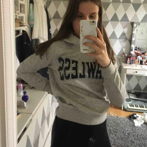  - Mysig hoodie från Gina tricot💫 Har dock en liten fläck på framsidan, vid intresse kan jag skicka fler bilder på den. 