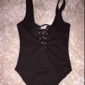  - Snygg body som knappt användes för den är för liten för mig, köparen står för frakten