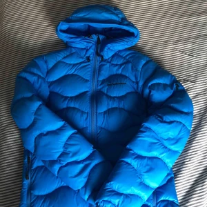  - Dunjacka från peak performance. Modell Helium. Inköpt i slutet av 2018. Enbart använd ca5 gånger. Storlek M! Kan skickas! Nypris: 2400kr🦄