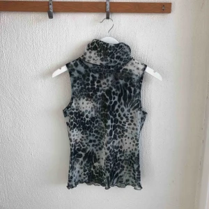  - Djurmönstrat linne med polo. Köparen betalar frakt eller mötas upp i Stockholm.