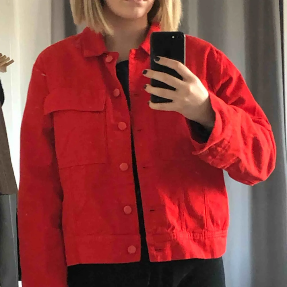 Röd oversized jacka från Lindex. Köpt förra våren för 600kr. Säljer pga att jag inte använder den längre. Skicket är mycket bra då jag inte använt den många gånger.. Jackor.
