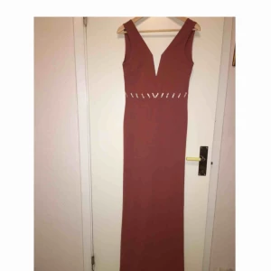 . - Säljer min fina maxi klänning i storlek M. Köpt från Missguided. Använd en kväll. 