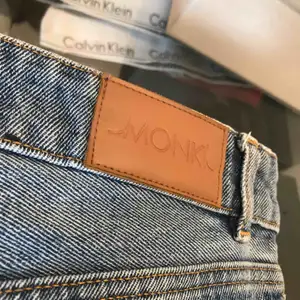 Högmidjade jeans från Monki! Storlek 28. Vid intresse kan fler bilder tas hur dom sitter på. Straight/skinny modell. 