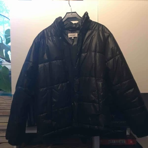  - Svart Weekday dunjacka i storlek S (men stor i storlek). Nypris 1200kr och i gott skick!:)  Frakt ingår inte