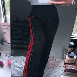 Coola adidas trackpants med raka ben. Alltså inte tighta utan en liten ”bootcut”. Bra skick och kan dras åt i midjan. Vid frågor skicka ett meddelande🤗💕✨ 