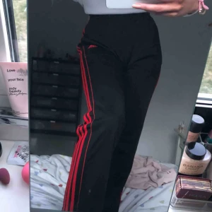  - Coola adidas trackpants med raka ben. Alltså inte tighta utan en liten ”bootcut”. Bra skick och kan dras åt i midjan. Vid frågor skicka ett meddelande🤗💕✨ 