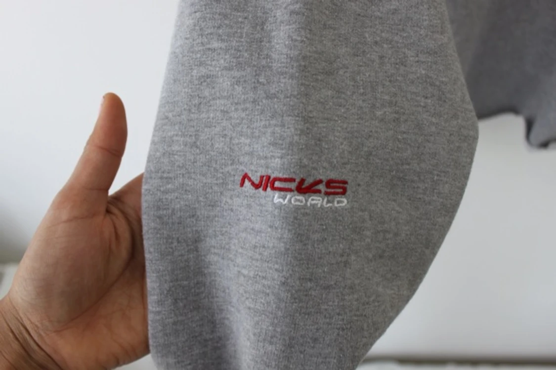 Avklippt pullover med USA brodering. Köpt 2hand ändå i fint skick. Passar alla stl!