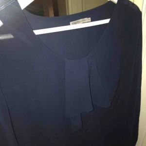  - Snygg blå genomskinlig blus från soaked in luxury. Hade passat perfekt med en snygg bralette under!