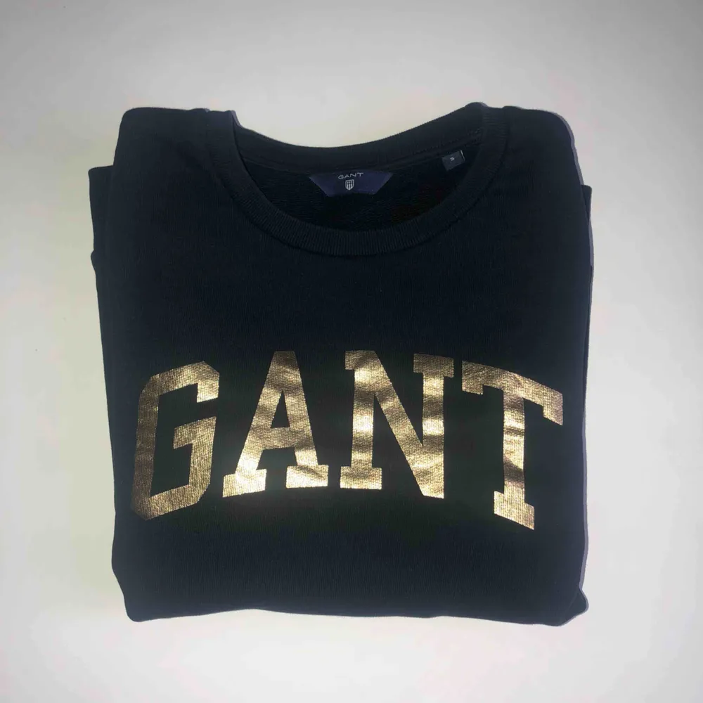 Sweatshirt från Gant i nyskick, endast använd ett par gånger. Köpt från Nelly för 995 kr. Ser svart ut på bilderna men är mörkblå i verkligheten. . Hoodies.