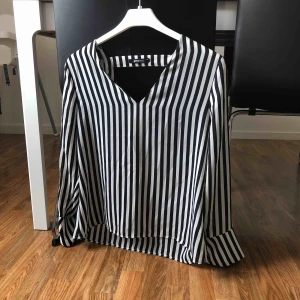  - Fin blus, v-ringad både bak och fram.  Frakt tillkommer 