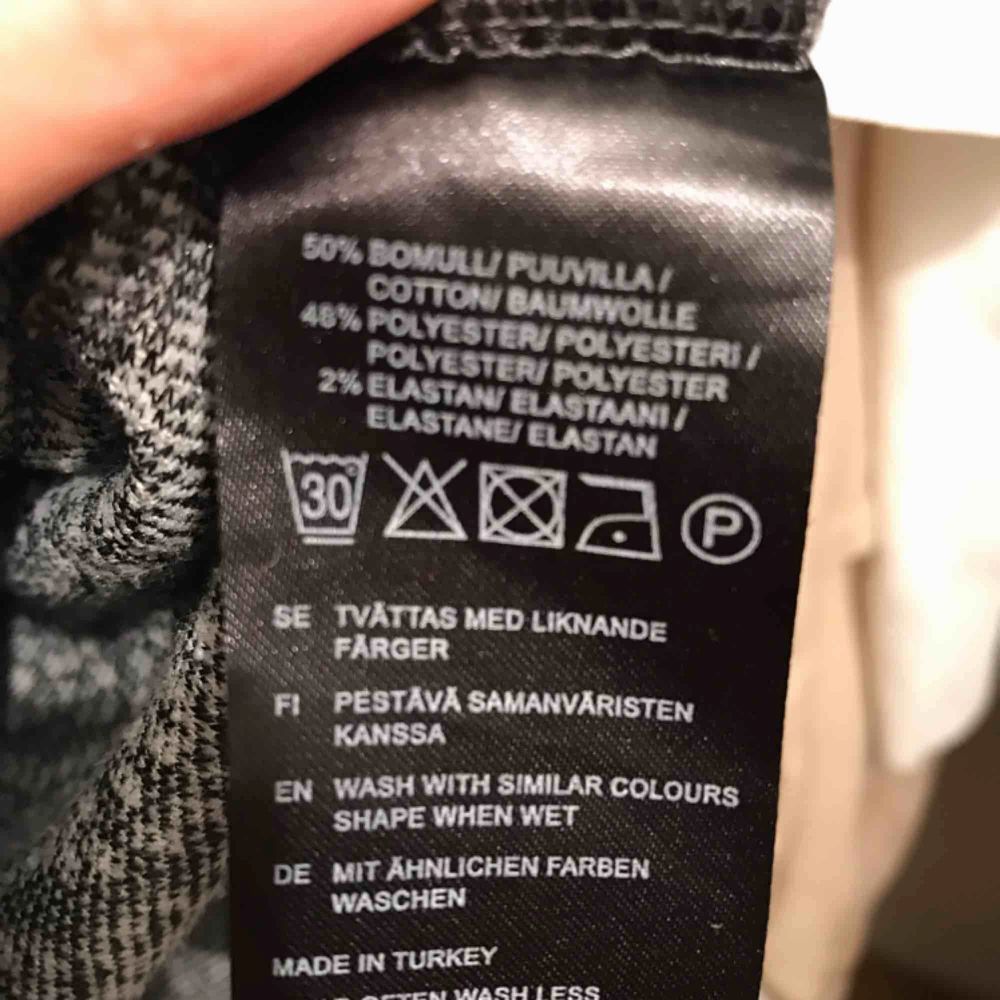 Härlig svartvitmönstrad klänning från indiska i skönt tjockt material. Sparsamt använd och utan skavanker. Frakt inom Sverige ingår.. Klänningar.
