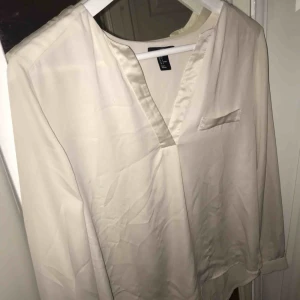  - Äggskals-vit blus från HM. Är i bra kvalite förutom några lösa trådar.