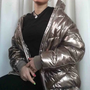  - Asball jacka i silver/bronsfärg. Passar xs-m ungefär. Köparen står för frakt💞🥰