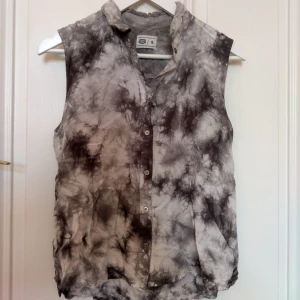  - Kortärmad skjorta/väst med batikmönster. 100% viskos och i jättefint skick. Upphämtning i Stockholm ✨