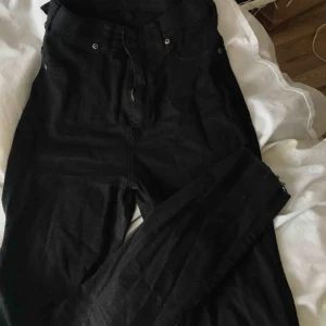  - Svarta high waist Dr denim jeans. Superstretchiga och sköna.