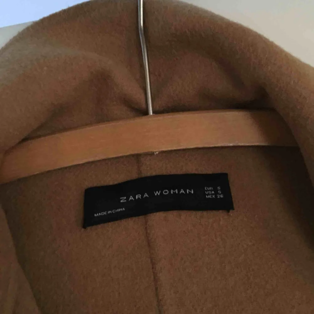 Supersnygg kappa från Zaras vårkollektion för några år sedan. Tunn men perfekt för en hoodie under. Frakt ingår ej💘. Jackor.