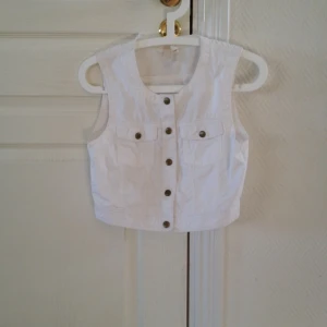 Vit väst/tröja från Concious Collection by HM - Vit väst/tröja från Concious Collection by HM